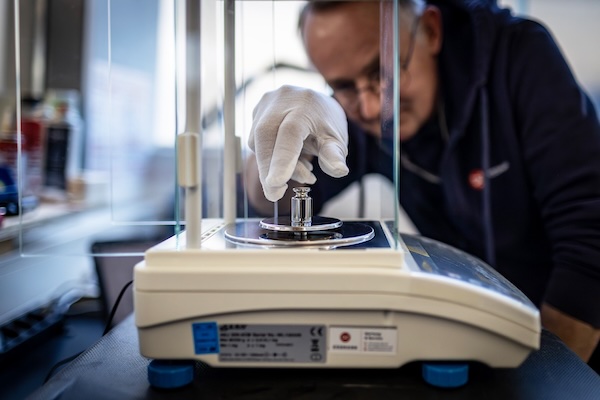 labortischwaage, Präzisionswaage, Gewichtsmessung, Gehälgm Handschuh, Arbeitsbank