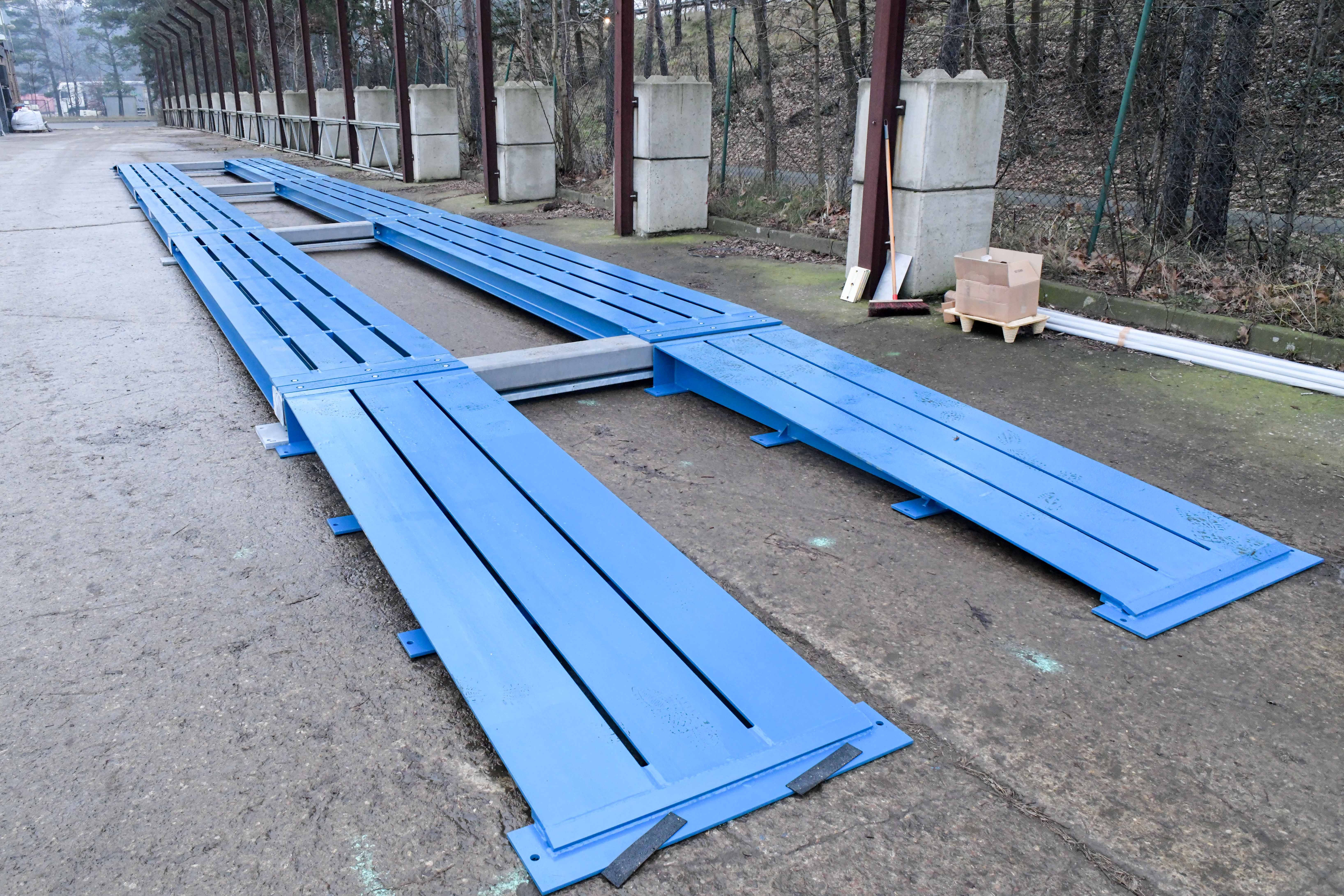 Calibrated mobile truck scale HE-TS 10 – paintedBridge size 10.00 x 3.00 m – maximum load 30.00 t – with 4 ramps – manufactured according to DIN 8119 – incl. delivery, assembly and calibration